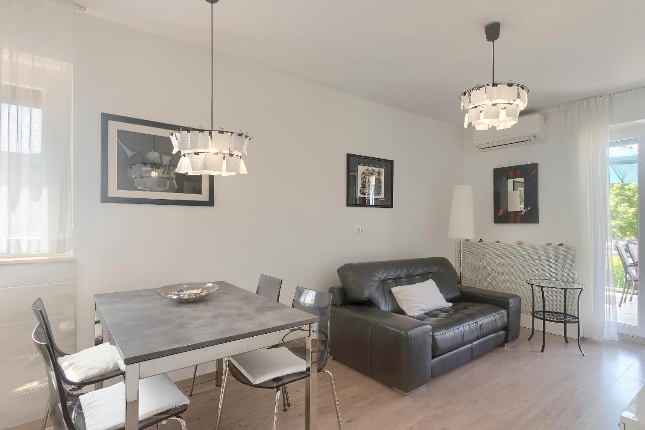 Apartments Palm View Ровин Екстериор снимка